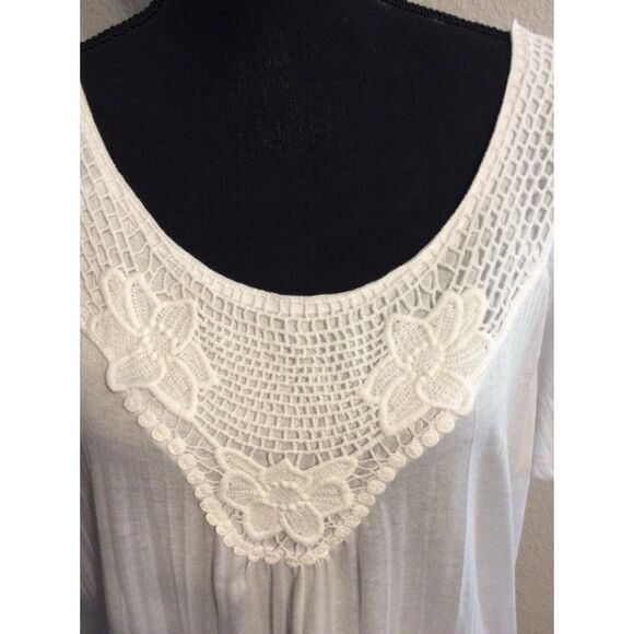 Plus size 1X Carolyn Taylor Short sleeve White Crochet Front Floral Top - Picture 4 of 5